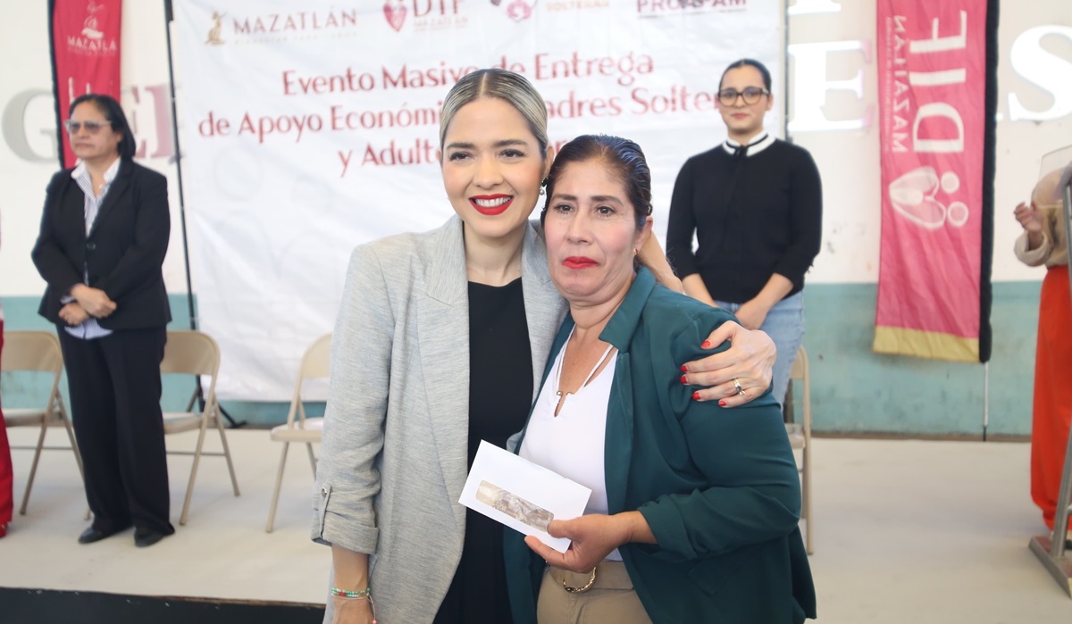 Entrega Estrella Palacios apoyos económicos a madres solteras y adultos mayores de Mazatlán