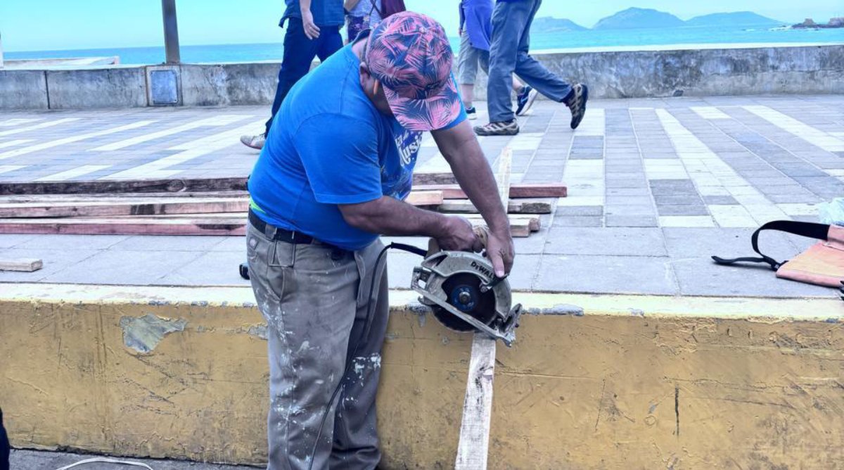 Ya huele a Carnaval en Mazatlán con los preparativos de estructuras en Olas Altas