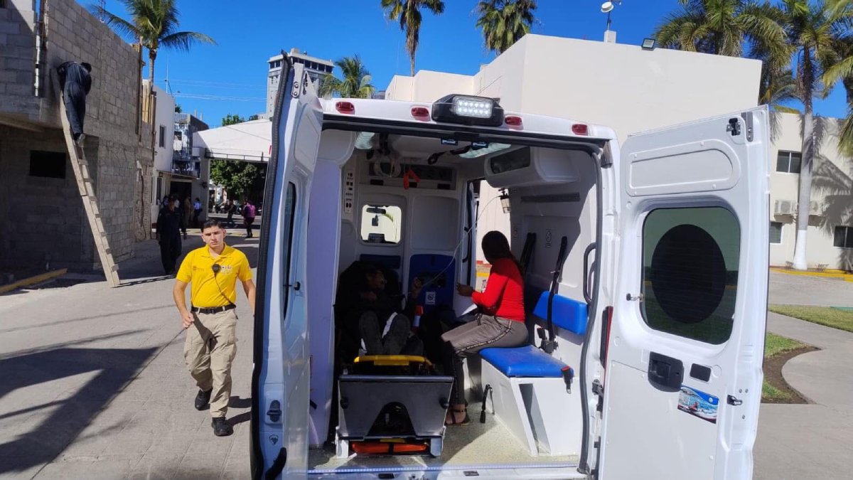 Evacúan a adulto mayor lesionado de barco camaronero en Mazatlán