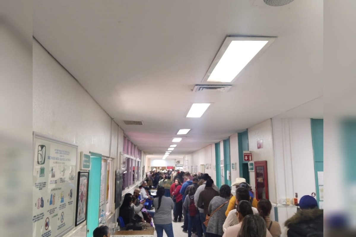 Mujer termina en barandilla tras pleito por surtir la receta en el IMSS de Guasave