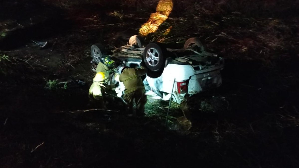 Tres personas fallecidas y un lesionado deja fatal accidente por carretera a El Huitussi, Guasave