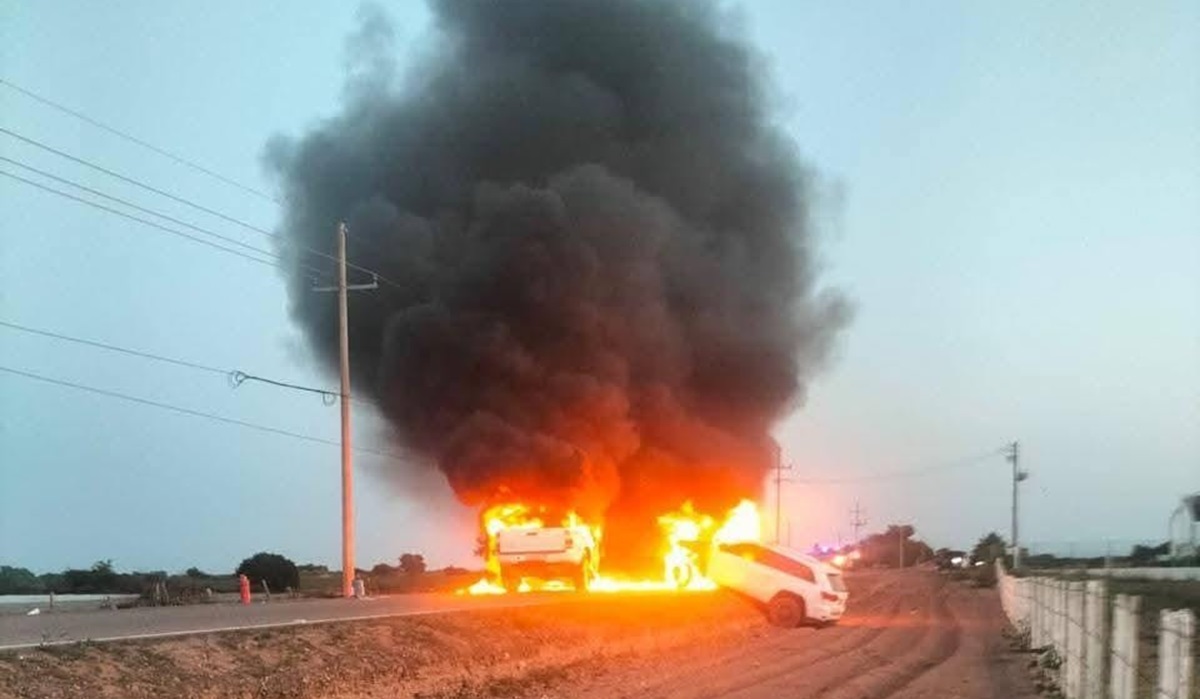 Fuerte choque en Escuinapa termina con dos camionetas en llamas; conductores sobreviven