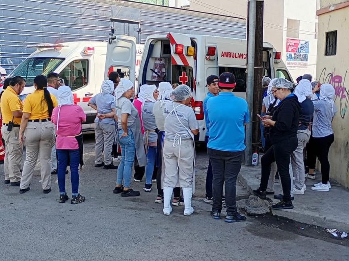 Fuga de amoniaco en congeladora, moviliza a cuerpos de emergencia y evacúa a vecinos en Mazatlán