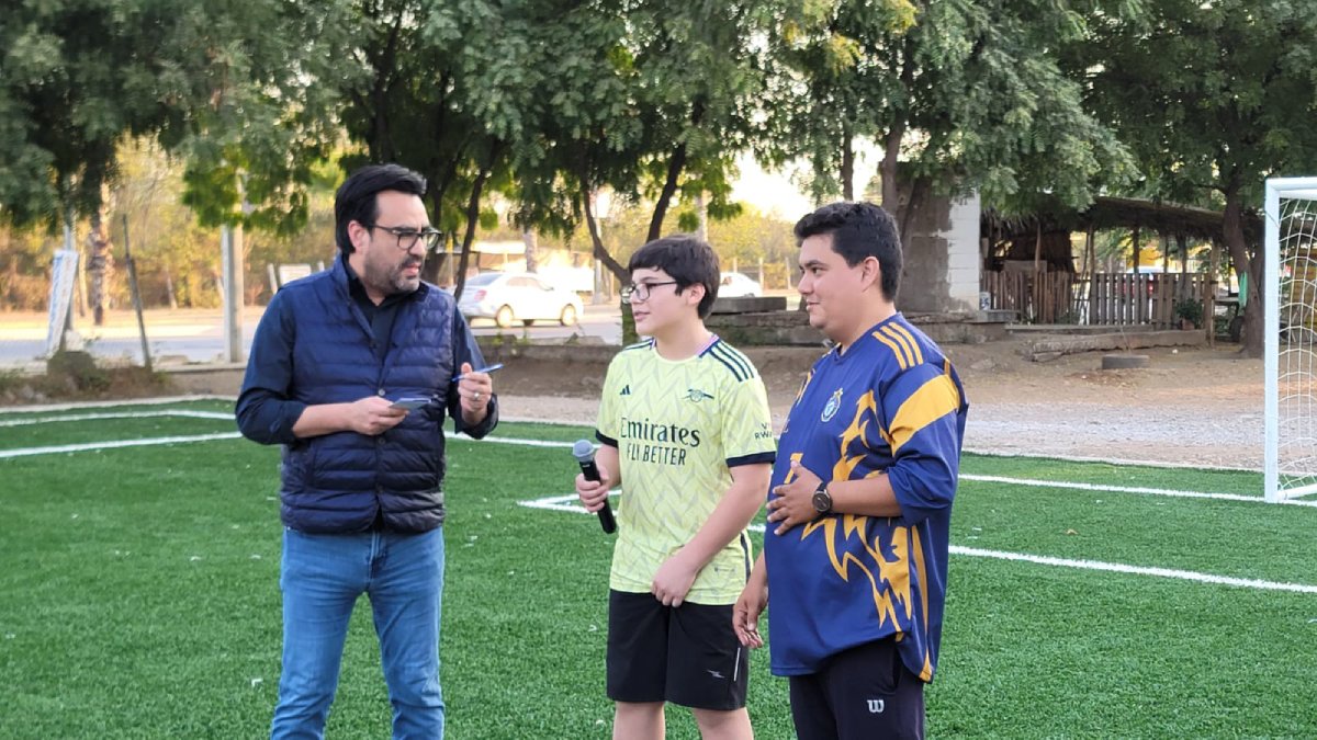 Gámez Mendívil entrega cancha de futbol en Los Ángeles y se compromete a construir barda perimetral y mejorar el alumbrado