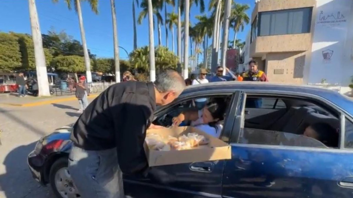 Familias de Ahome disfrutan la repartición de la tradicional rosca del Día de Reyes organizado por el municipio