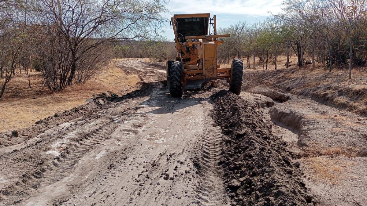 Gobierno de El Fuerte inicia el año mejorando caminos y vialidades