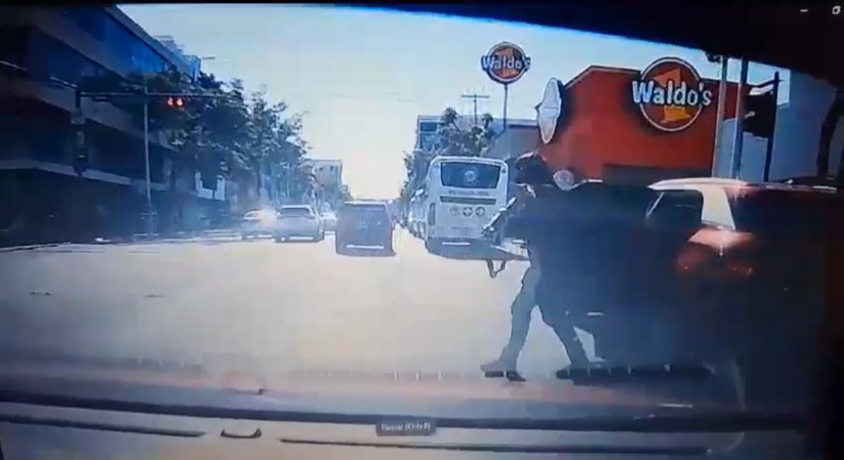 Grupo armado abandona vehículo y despoja otro para huir, en pleno centro de Culiacán; quedan grabados