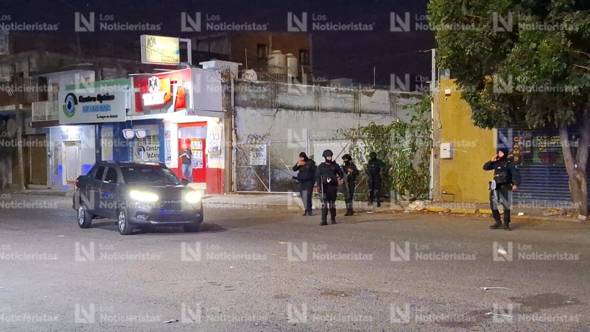 Encuentran camioneta baleada en el Mercadito de Culiacán; tenía un cuerno de chivo adentro
