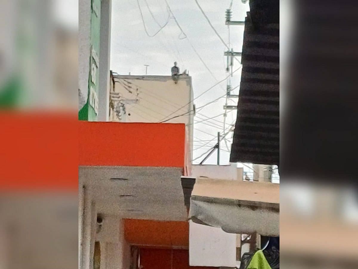 ¡Con los pies colgando! Trabajador se sienta en la cima de hotel en el centro de Guasave y asusta a peatones