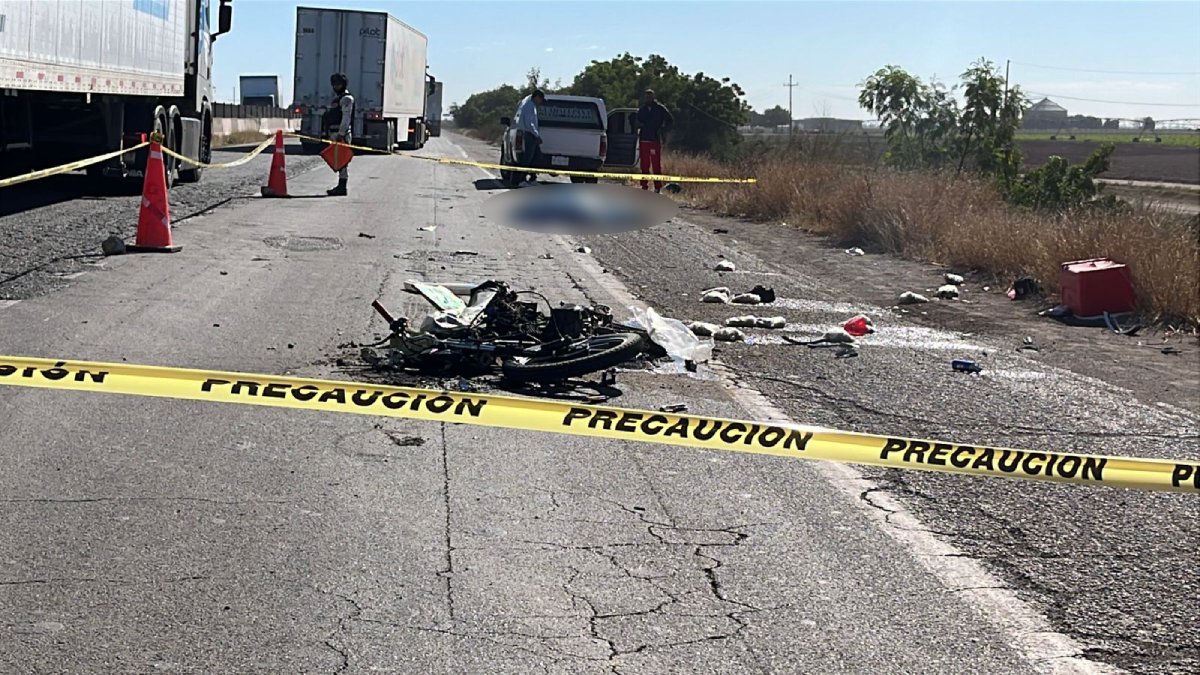 Hombre perdió la vida al ser impactado por alcance en su moto sobre la México 15, en Guasave