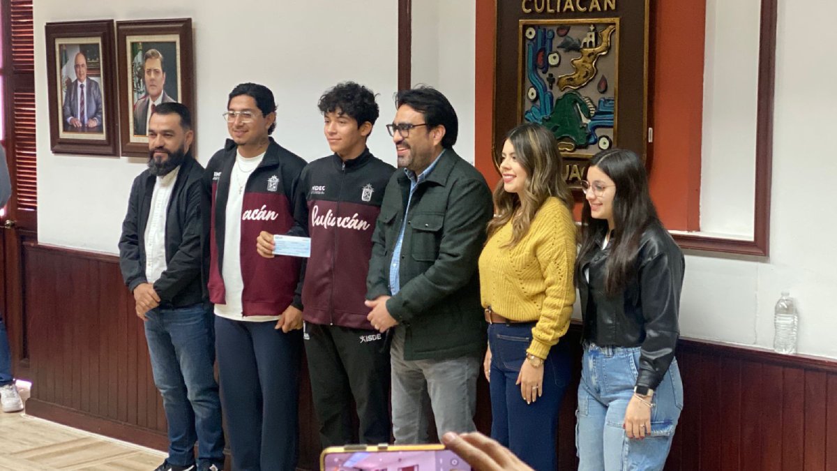 Imdec entrega becas a deportistas y entrenadores de Culiacán, ganadores de medallas