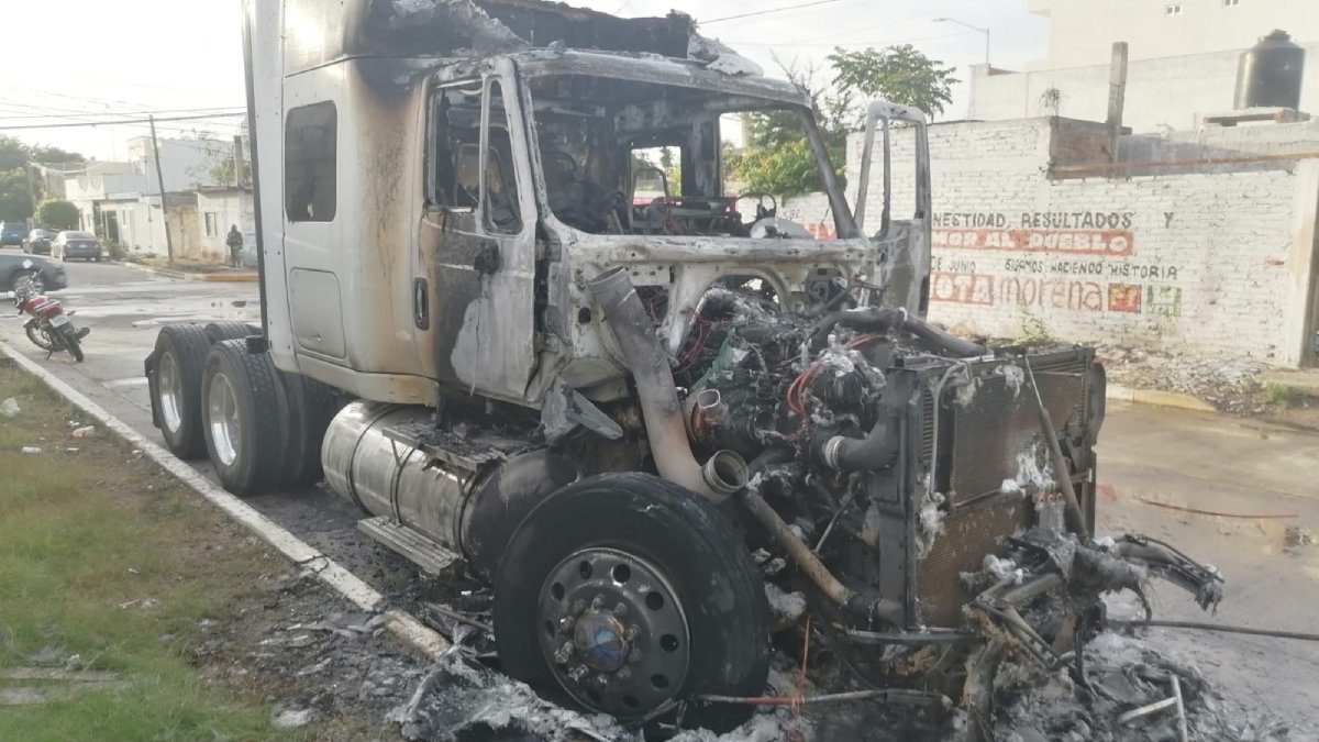 Se incendia tractocamión en la colonia Libertad de Expresión de Mazatlán; se presume fue baleado antes