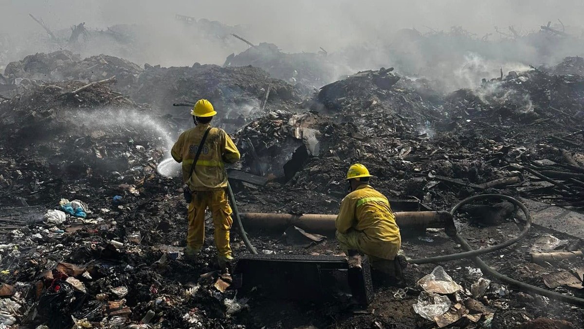 Se registra incendio en basurón clandestino al norte de Mazatlán