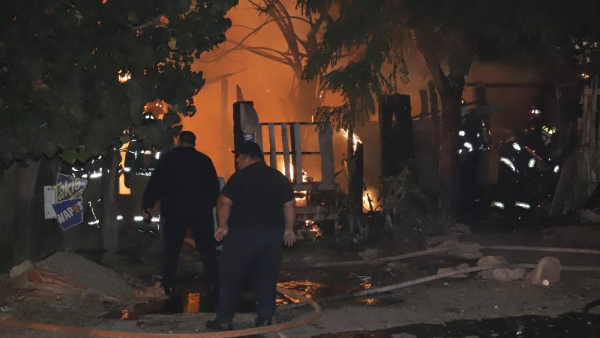Incendio consume casa habitación en la invasión Rafael Buelna, en Mazatlán