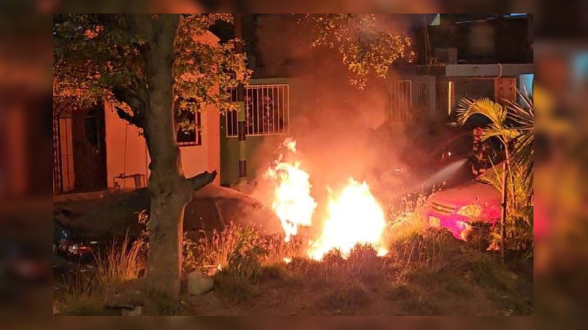 Incendio de vehículo en la avenida Rafael Buelna de Mazatlán deja pérdidas materiales