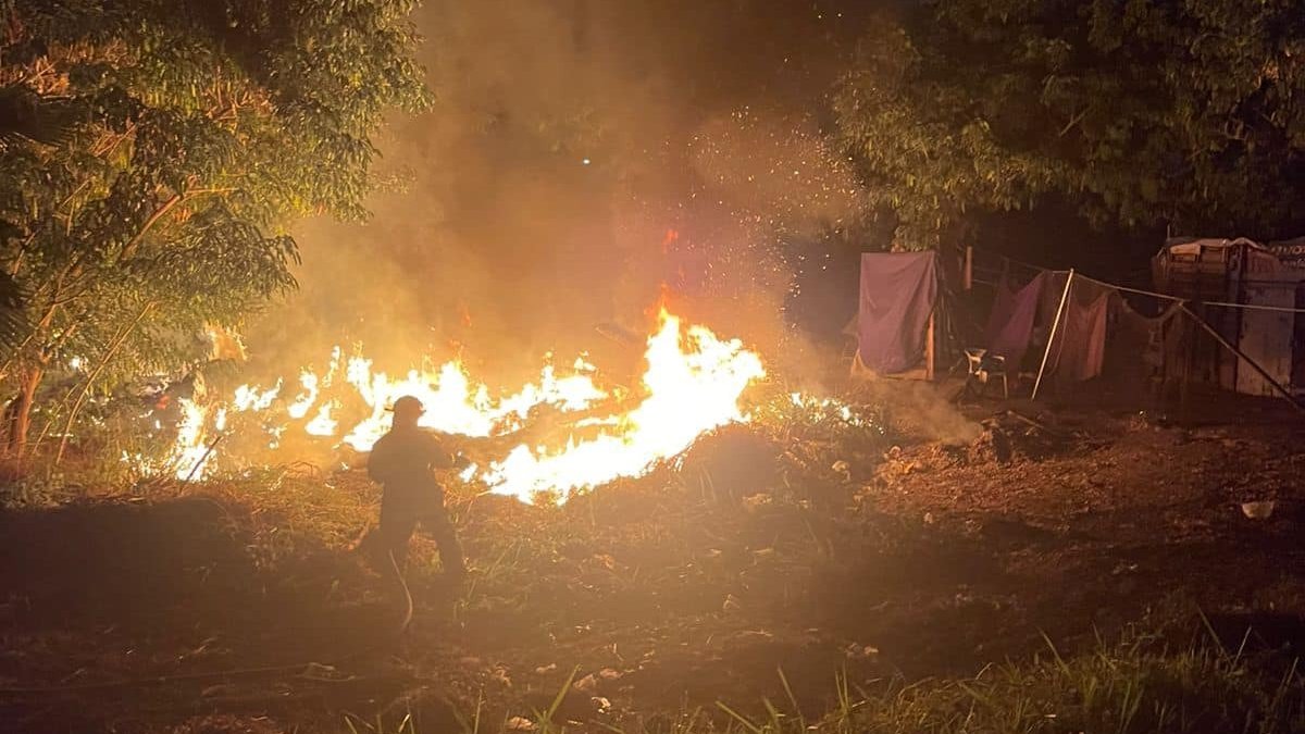 Por quema de basura, otro terreno baldío en Mazatlán ardió, ahora en el Infonavit Playas
