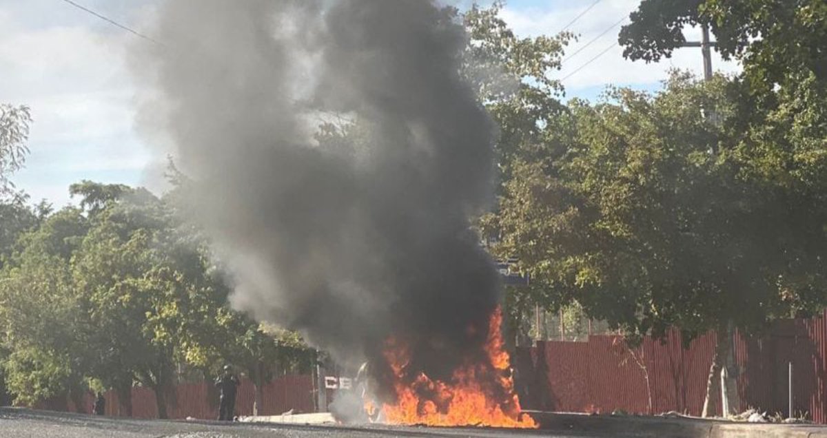 Reportan incendio de vehículo en Culiacán; tiene impactos de bala