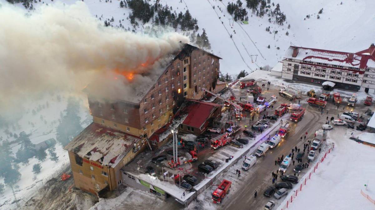 Hotel con 300 personas se incendia en Turquía y cobra la vida de 76 personas