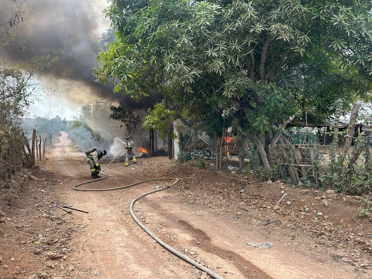 Se registra incendio de tractocamión y equipos de bombeo en la comunidad de La Urraca