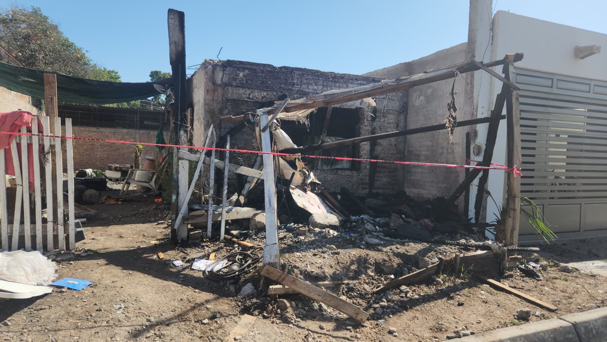 Incendio arrasa con una vivienda de la Romanillo en Los Mochis