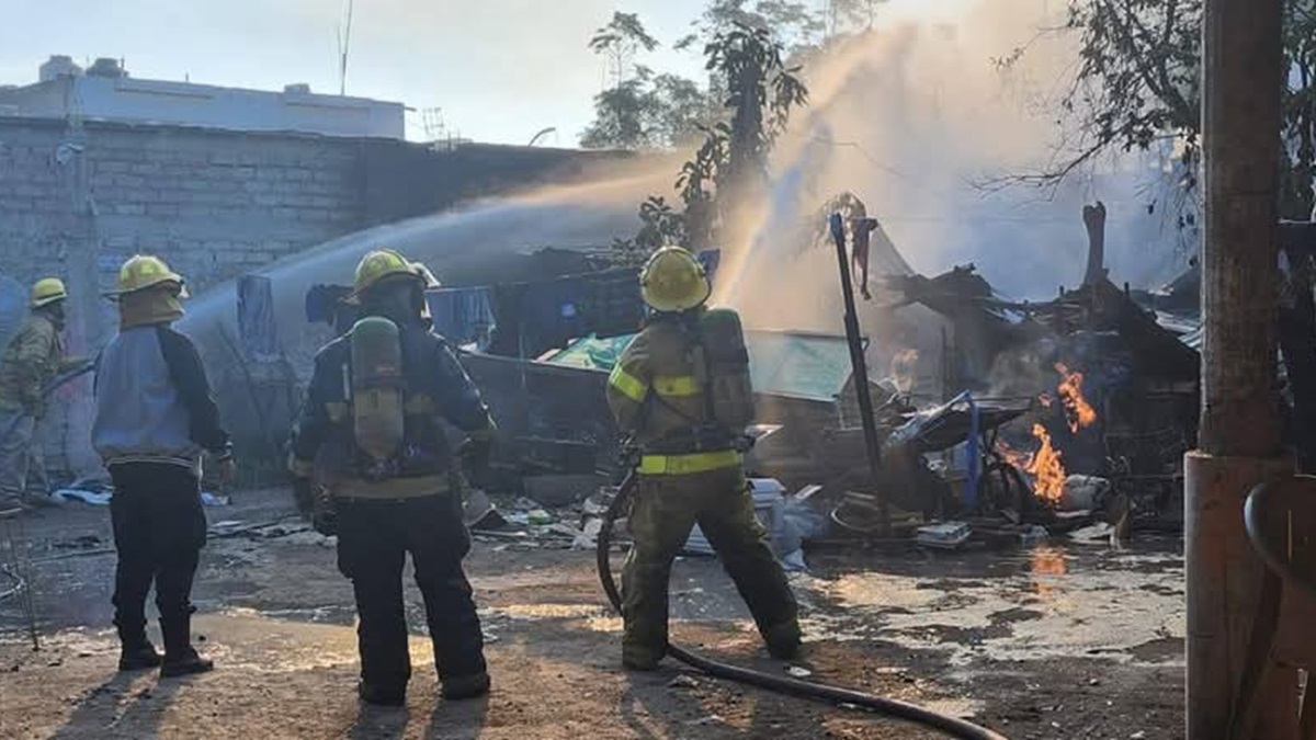 Fuerte incendio consume vivienda en Escuinapa