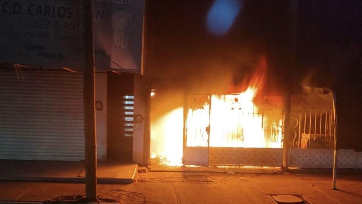 Se incendia camioneta en cochera de Ruiz Cortines, Guasave