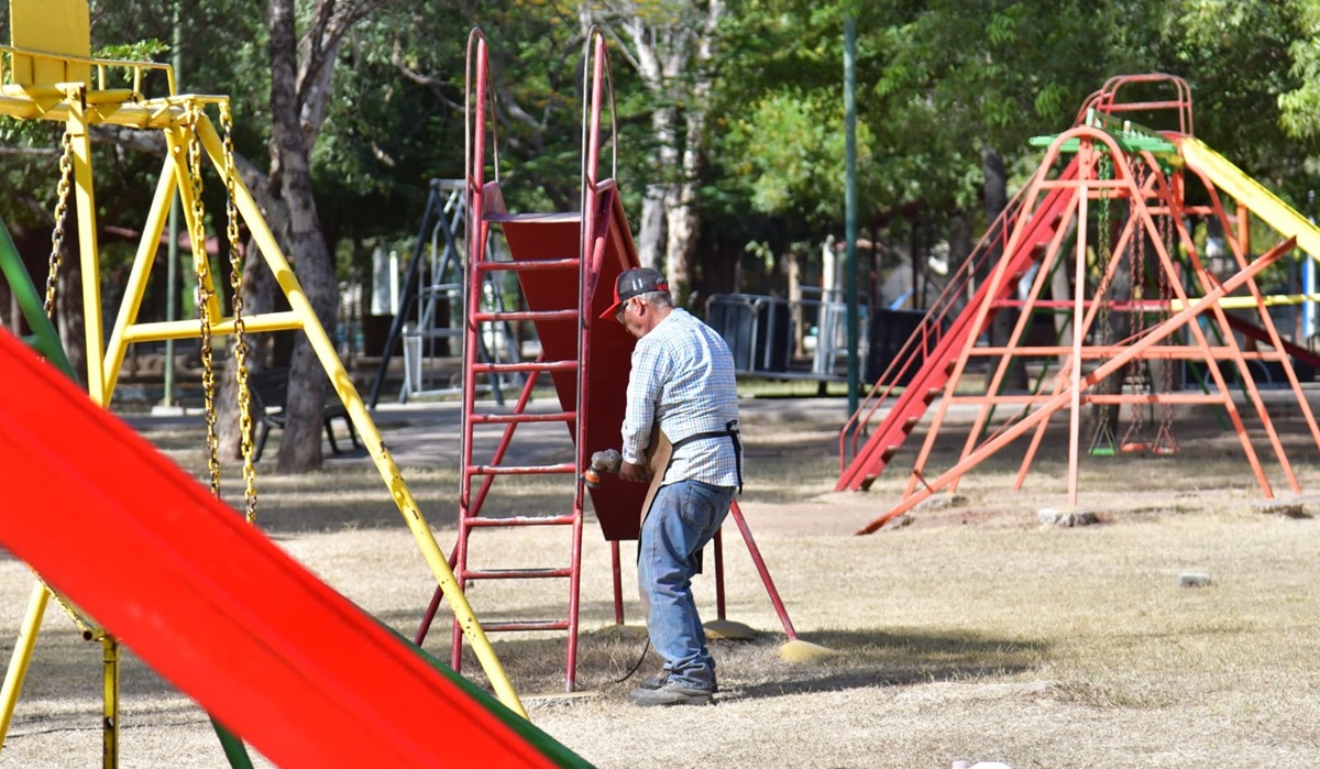 Ponen en marcha la rehabilitación de juegos infantiles en parques de Guamúchil