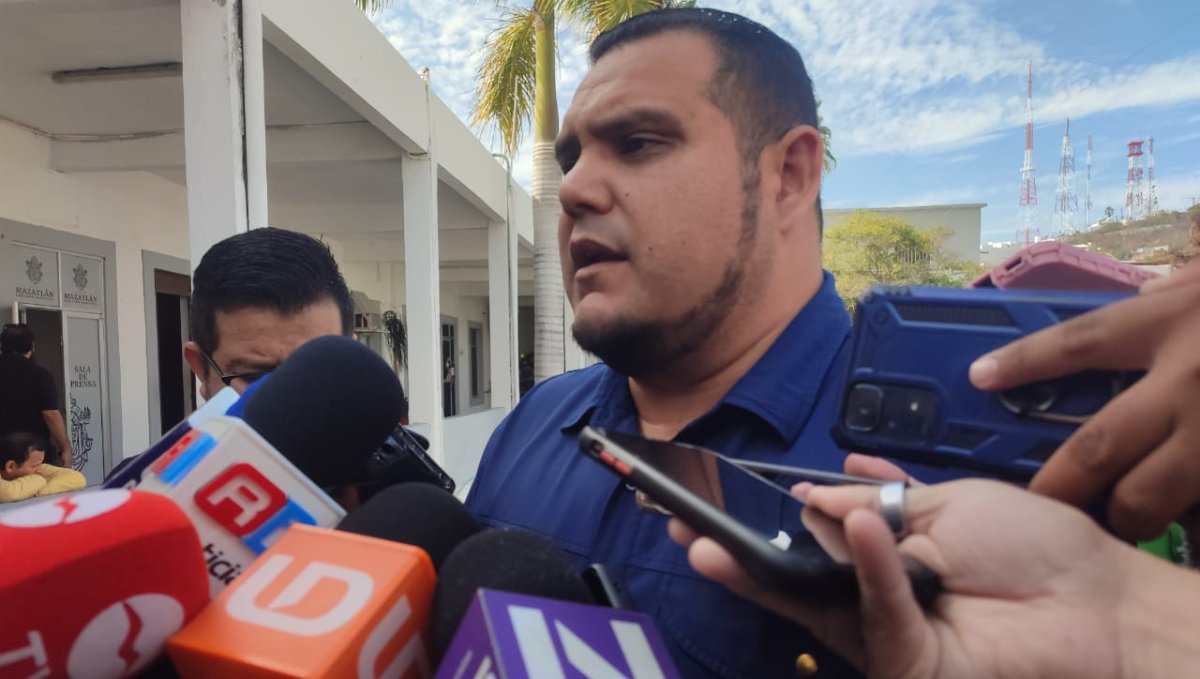 Policía ‘golpeador’ de su pareja por no contestarle llamada en Mazatlán está en investigación, pero sigue activo: SSPM