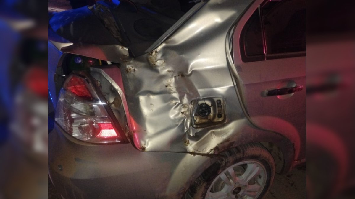 Joven resulta lesionado al chocar su vehículo contra el camellón de un bulevar en Guasave