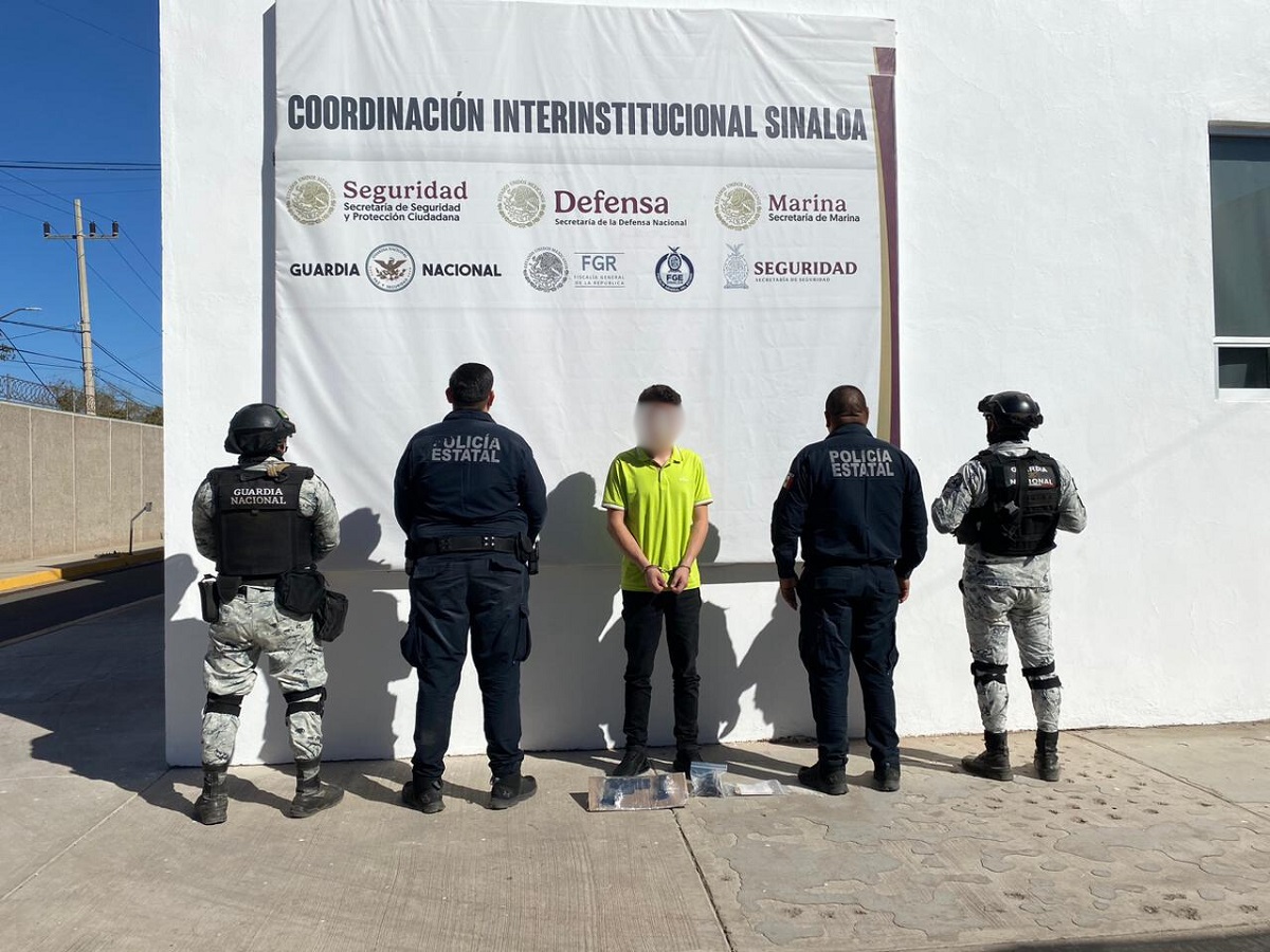 Detienen a un joven armado, con radio y 45 mil pesos, en Culiacán