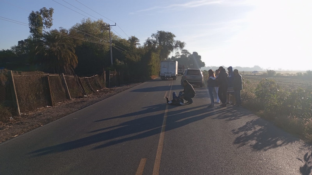Encuentran a un joven lesionado y tirado por carretera estatal en Guasave