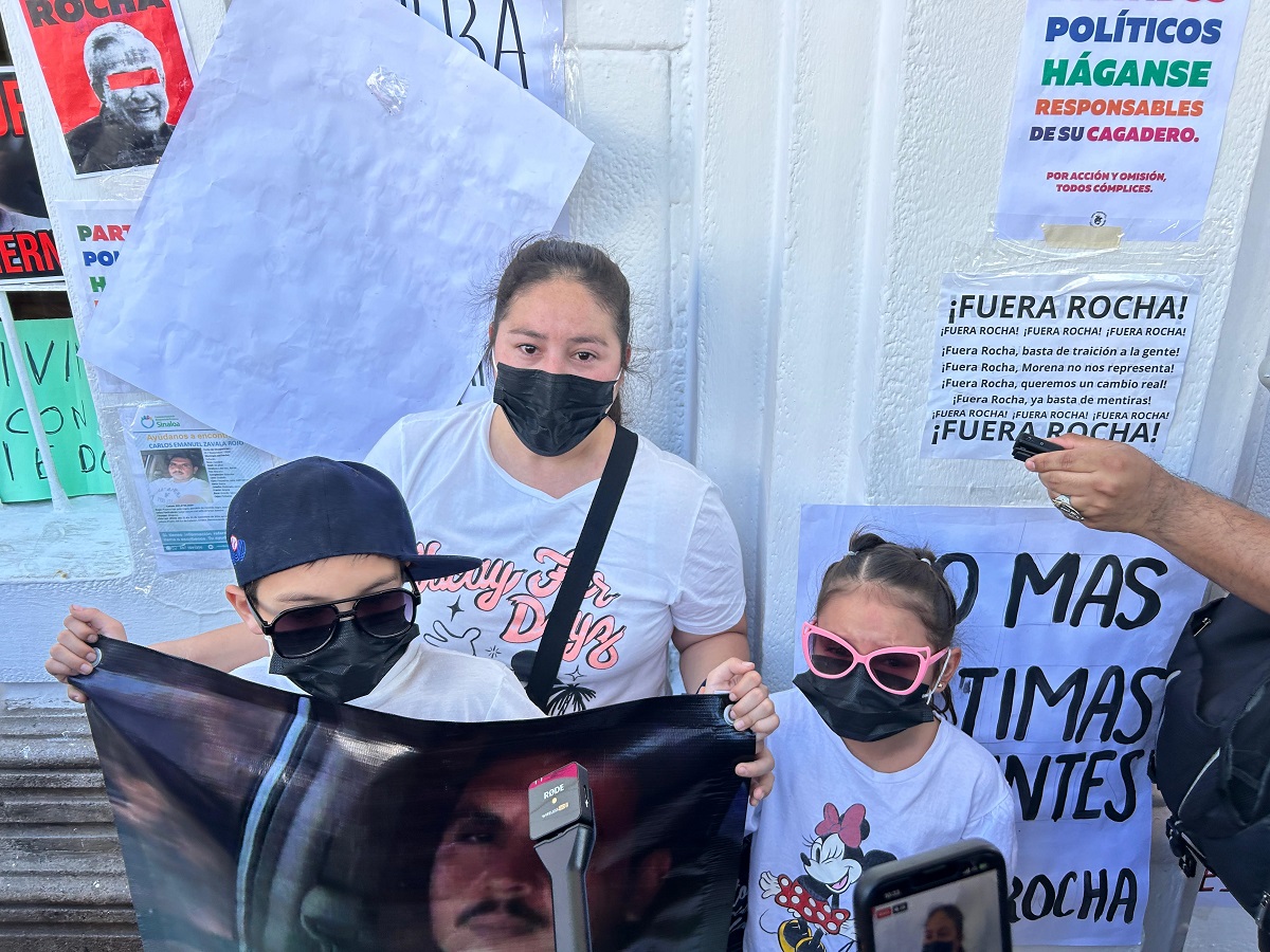 Una madre y sus hijos marchan en Culiacán; los niños claman de vuelta a su papi