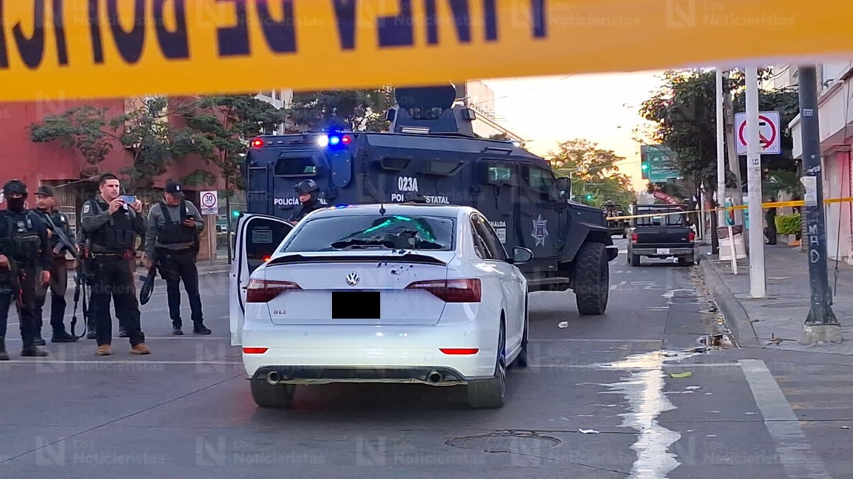 ¡Había cargadores al interior! Grupo armado abandona carro baleado por la Obregón en el Centro de Culiacán
