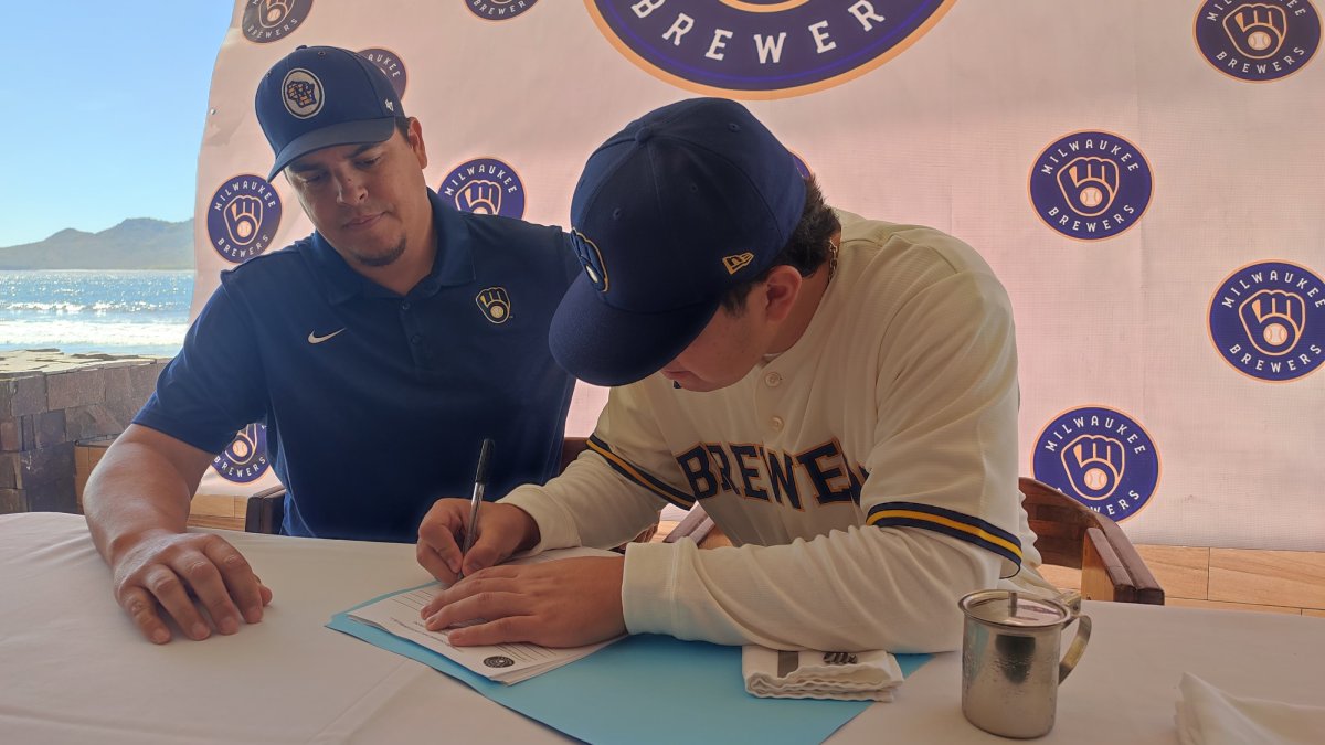¡Sueño hecho realidad! El pelotero Luis Enrique Aguayo firma para los Brewers de Milwaukee