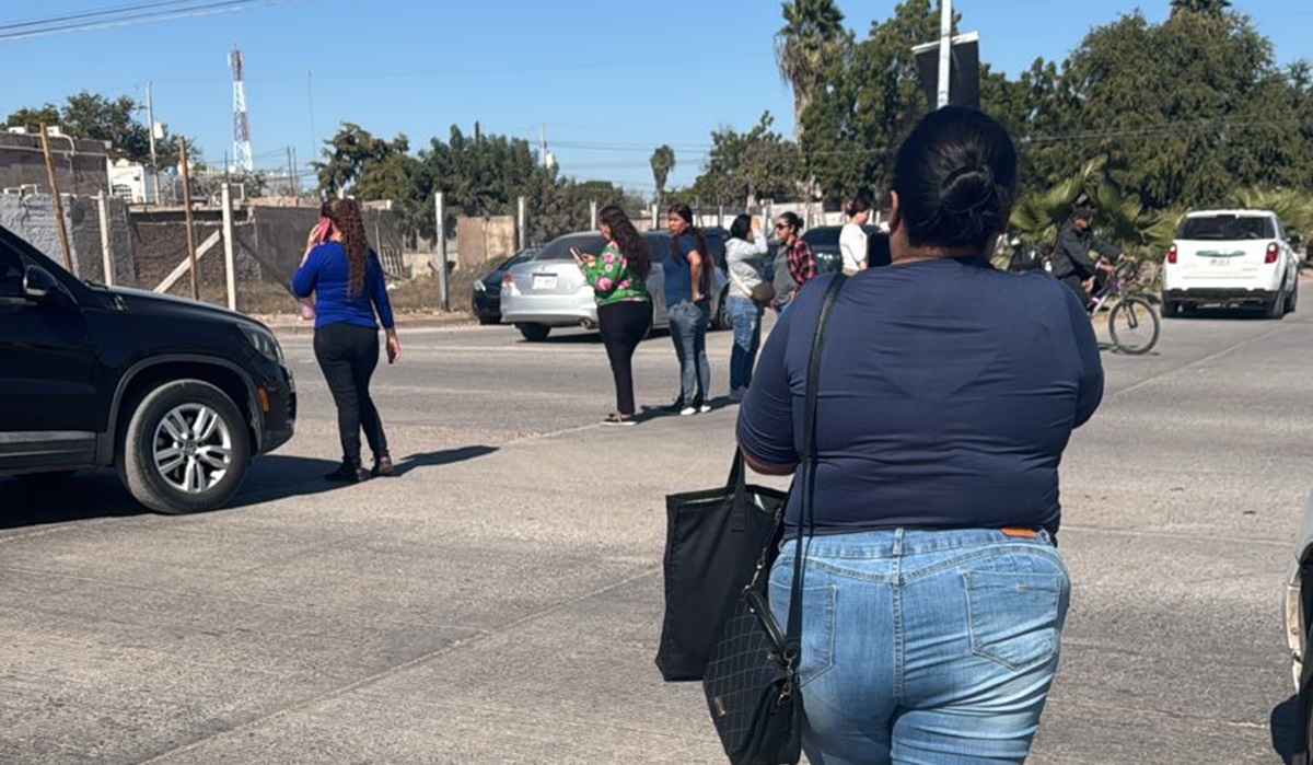 Bloquean madres de familia bulevar Pedro Anaya, en Los Mochis; exigen atención de autoridades