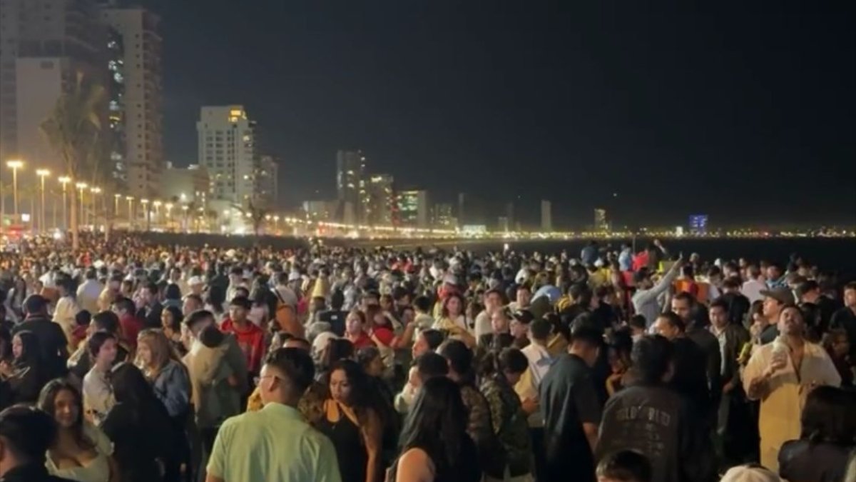¡Un malecón abarrotado!  Así despiden locales y turistas el 2024 y dan bienvenida al 2025 en Mazatlán