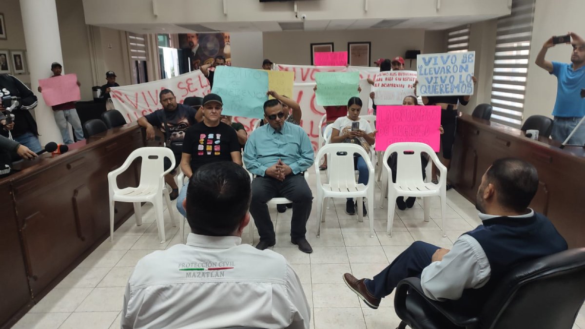 ‘Lo queremos vivo’; manifestación por Álvaro, empresario de la vida nocturna en Mazatlán, llega a Palacio Municipal