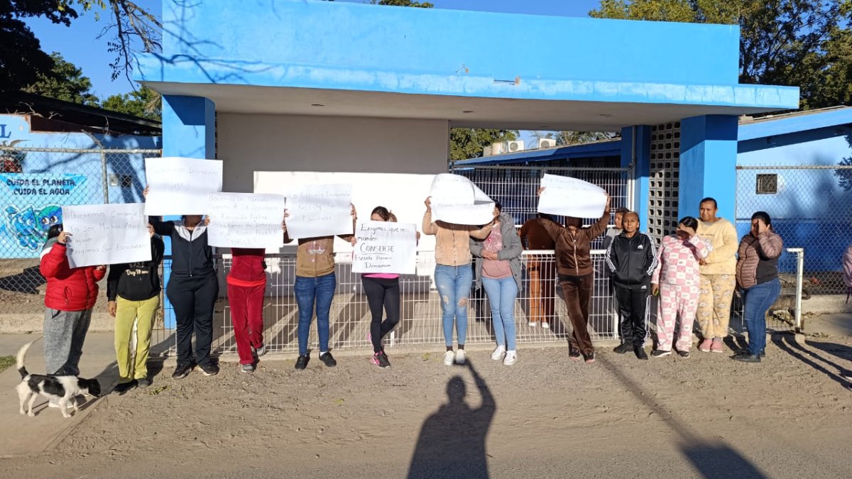 No dejaron pasar al CTE, madres mantienen toma en primaria de Buen Retiro, Guasave