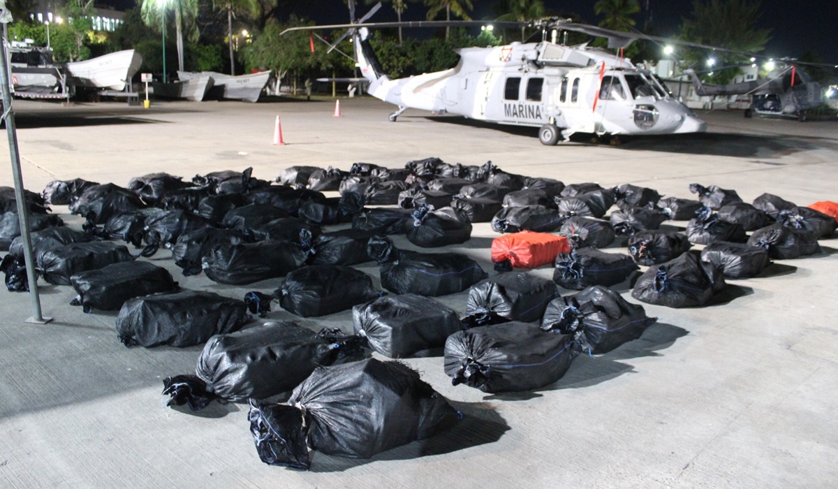 Marina traslada y contabiliza en Sinaloa el primer golpe millonario de droga interceptado en BCS