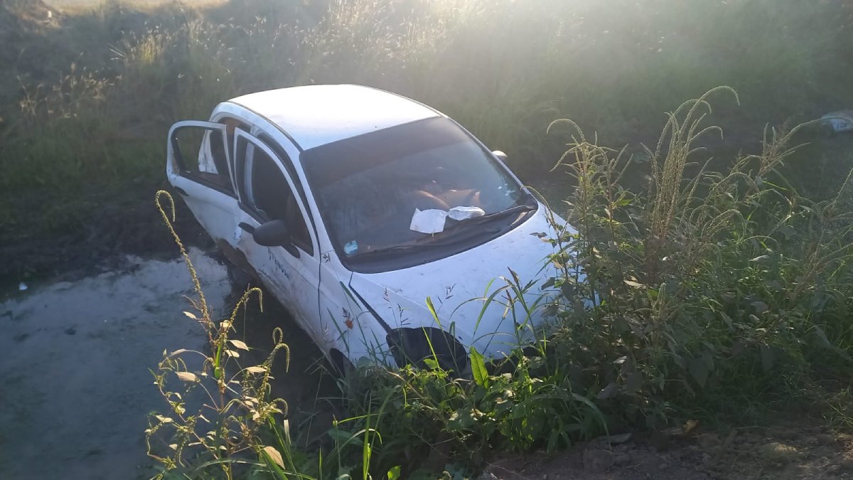 El puro susto, cae con todo y automóvil a canal de riego en Culiacán