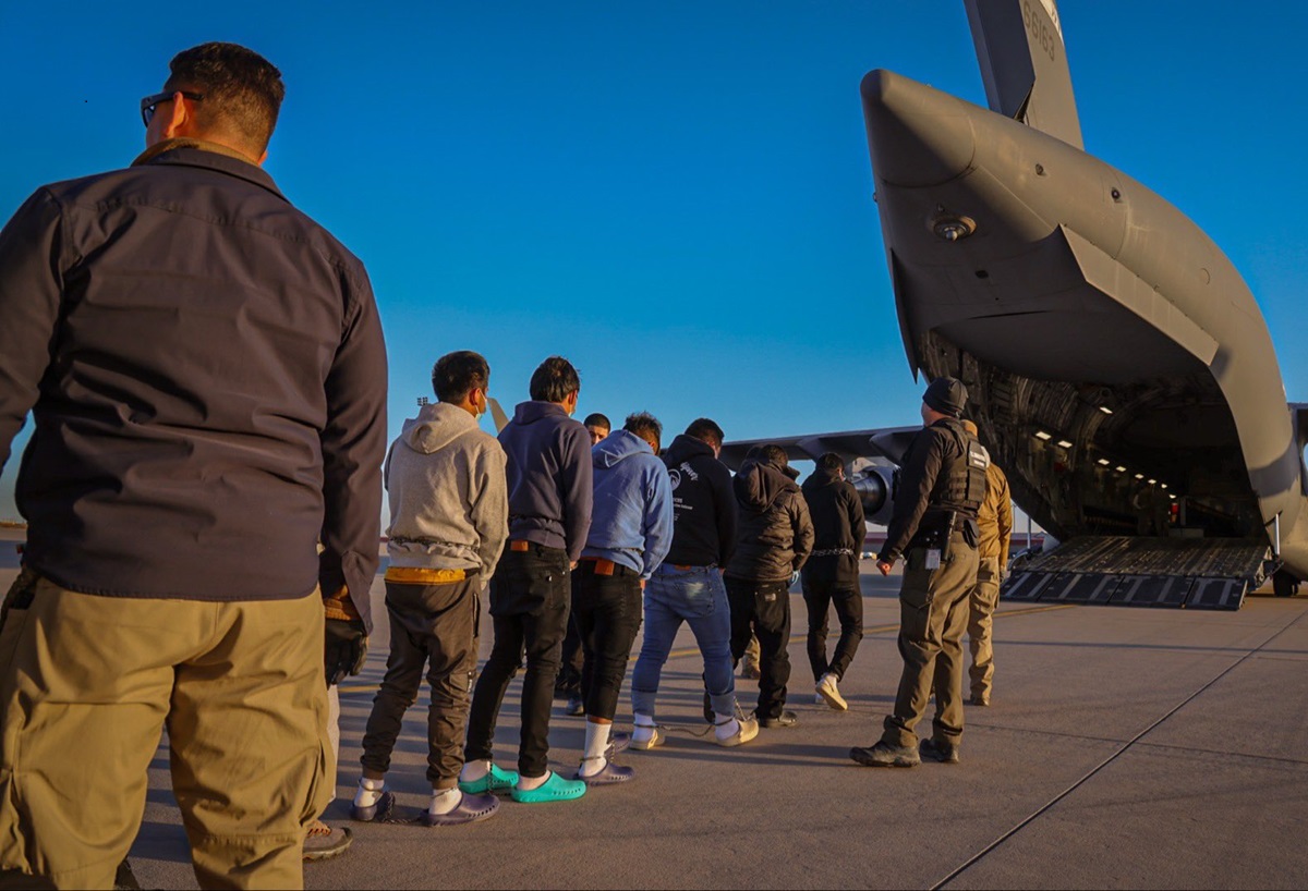 Viral: Casa Blanca presume imágenes de la militarización de la frontera y deportación de migrantes