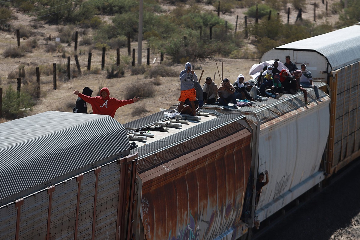 En Torreón, migrante cae de un tren en movimiento con hijo en brazos y ambos pierden la vida