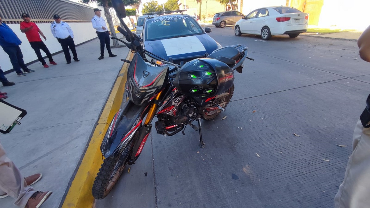 Motociclista es embestido por un auto a las afueras de un casino en Los Mochis