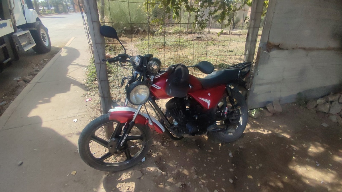 Motociclista se impacta contra un vactor en la colonia 28 de Junio en Los Mochis