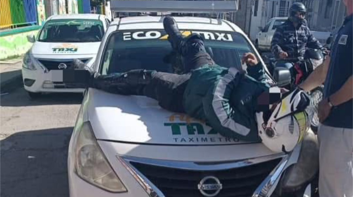 En el cofre de un taxi termina motociclista tras choque en Mazatlán