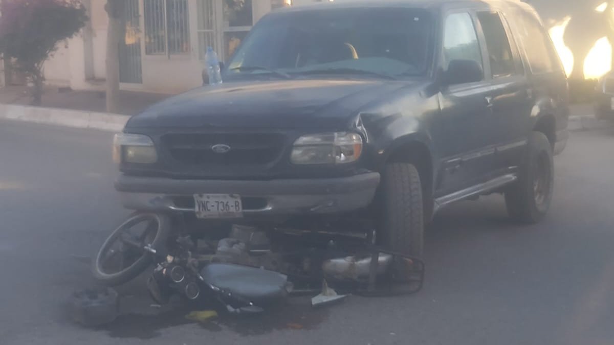 Efrén termina en el hospital tras ser atropellado en su motocicleta en Nío, Guasave