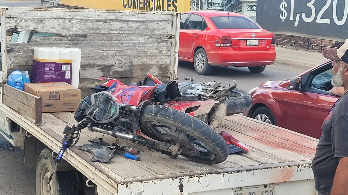 Motociclista resulta con múltiples fracturas de su pierna tras choque en el Libramiento 2 en Mazatlán