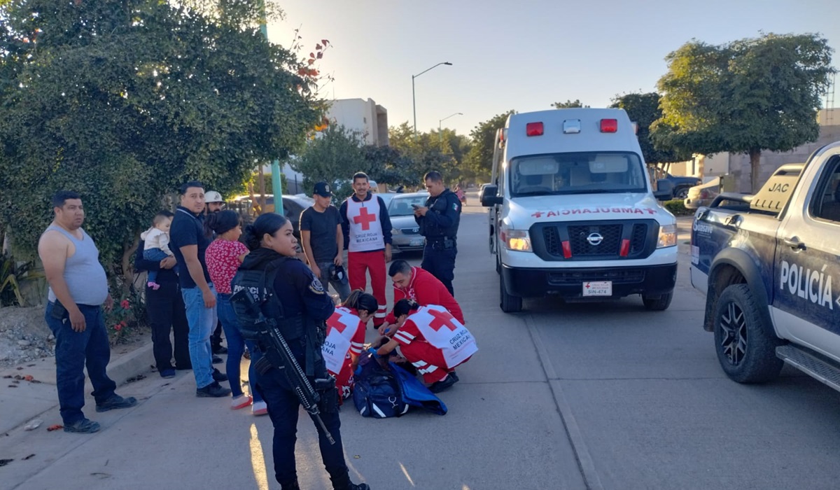 ¡Se le atravesó un perrito! Joven derrapa en su motocicleta, en Guasave