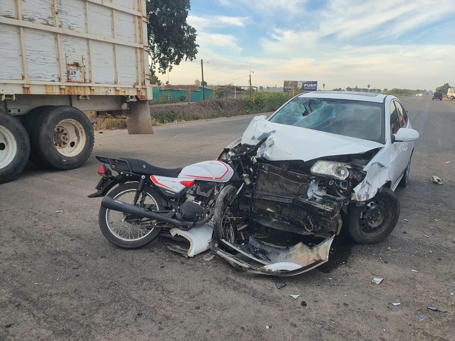 Motociclista resulta lesionado en carambola registrada por la carretera a Las Glorias, Guasave