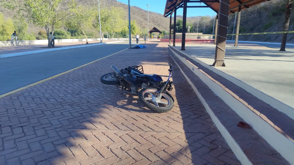 Motociclista queda sin vida tras impactarse contra una luminaria en El Vado, Choix